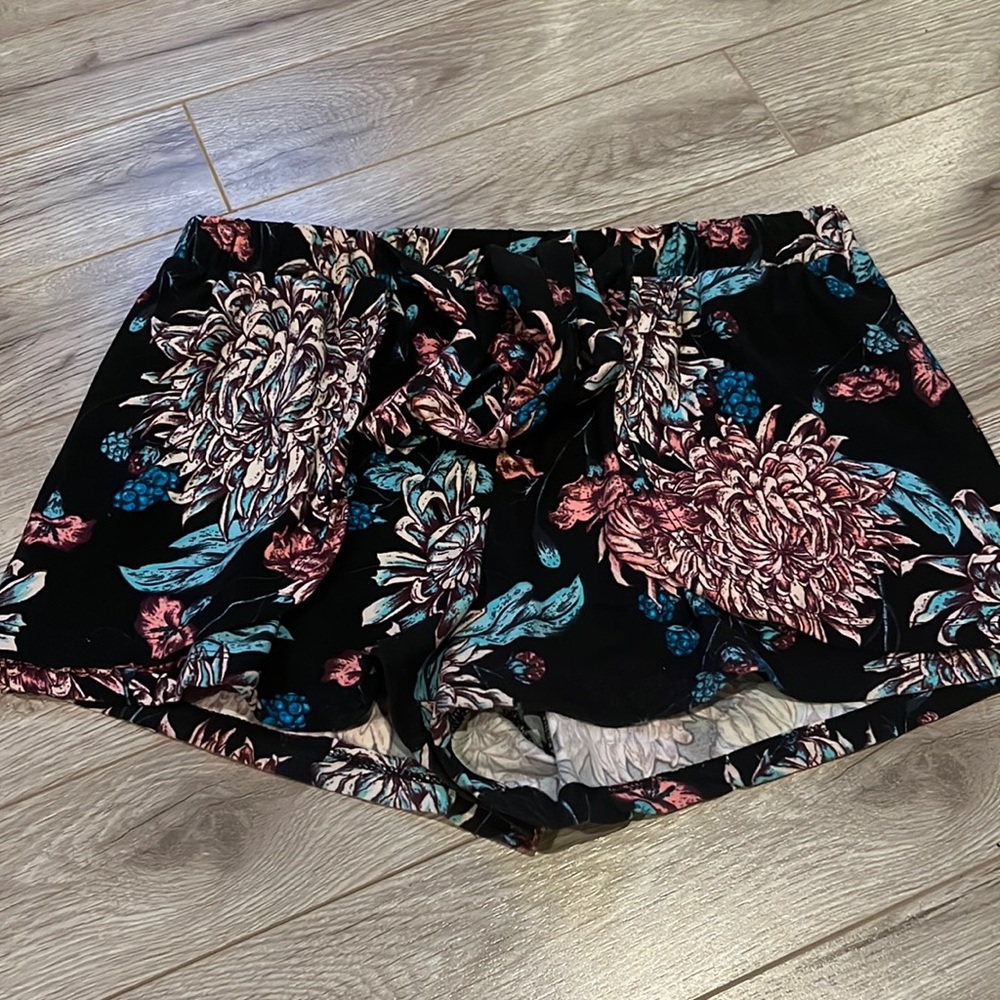 Hot kiss tie shorts